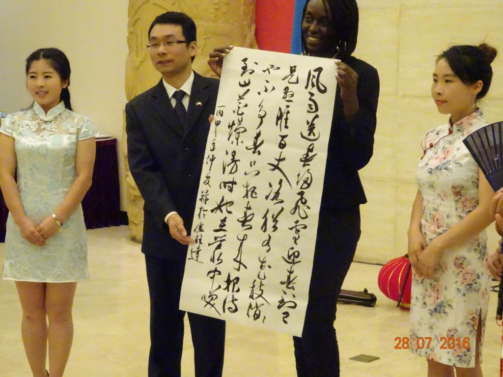 吴振奇老师代表孔院赠送书法作品