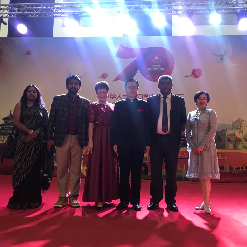 中国驻斯里兰卡大使程学源与夫人和凯拉尼亚大学董事长西马辛哈教授、人文学院经理帕曲克教授、248cc永利集团外方经理柯玛丽博士、中方经理王晚霞副教授合影